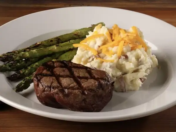 Steak with grilled asparagus and cheesy mashed potatoes